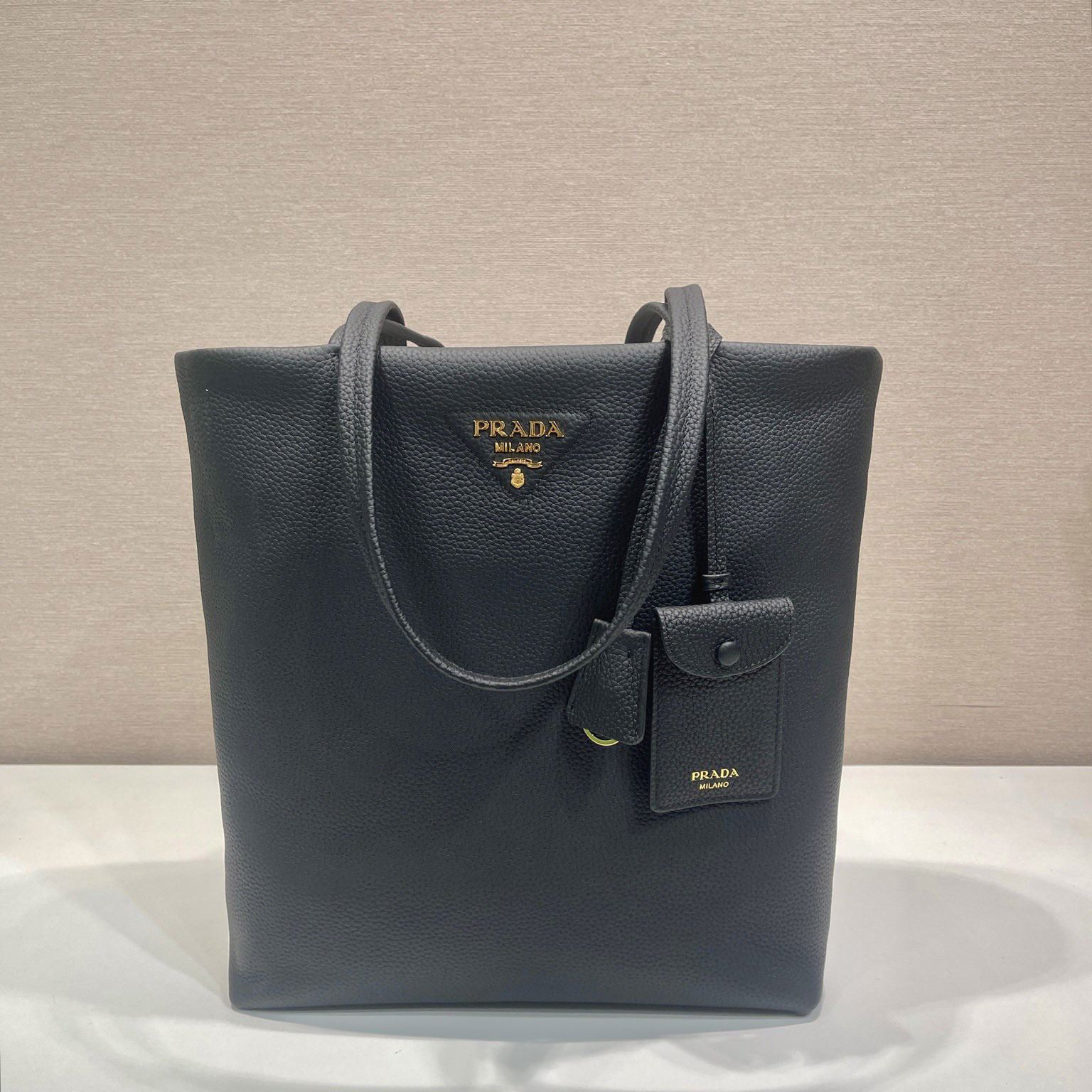 Pra*a shopping bags